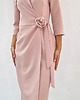 sukienki midi damskie Elegancka Kopertowa sukienka z różą 1