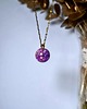 złote naszyjniki Naszyjnik z fioletowymi gipsówkami zamkniętymi w kulce z żywicy 2