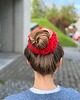 gumki do włosów Vibrant red crochet scrunchie 1