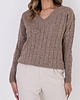 swetry damskie  Sweter w warkoczowy wzór - SWE316 mocca MKM 1