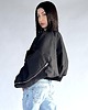 kurtki damskie Krótka kurtka bomber czarna zipper 8