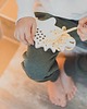 gry edukacyjne dla dzieci Jeżyk - drewniana przeplatanka Montessori, trening motoryki małej 3