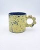 kubki Ceramiczny kubek z kwiatowym uszkiem 1