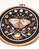 Ozdoby na ścianę Nocna ćma,haft w oprawie ok 20 cm średnicy 2
