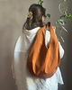 torby na ramię Hobo bag camel z podszewką terrazzo 1