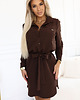 sukienki midi damskie 284-5 CAMILLE Koszulowa sukienka z kieszeniami i wiązaniem - CZEKOLADOWA 1