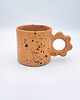kubki Ceramiczny kubek z kwiatowym uszkiem 1