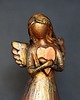 figurki i rzeźby Rzeźba złoty Anioł z czerwonym sercem wys. 13,3 cm 1