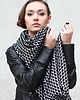 szale damskie Mega otulający czarno-biały szal 3