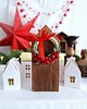 dekoracje świąteczne Drewniany domek z wiankiem świątecznym 1