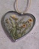 Ozdoby na ścianę Serce witrażowe z suszonymi kwiatami poziomek 7,5 cm 1