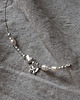 chokery Minimalistyczny choker z perłami i motylkiem 3