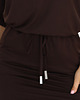 sukienki midi damskie 13-169 Sportowa sukienka z kieszonkami i wiązaniem w pasie - czekoladowy brąz 4