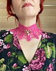 chokery Barbie pink fuksjowy koronkowy choker z broszą lotosem 1
