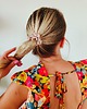 gumki do włosów Gumka jedwabna, scrunchie, frotka pearl blonde MIDI 1