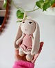 przytulanki dla niemowląt i dzieci Amigurumi szydełkowy KRÓLICZEK z ubrankiem 1