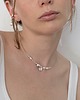 chokery Minimalistyczny choker z perłami i motylkiem 2