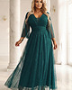 sukienki maxi damskie 654-1 Długa połyskująca sukienka plus size z dekoltem - zieleń butelkowa 3
