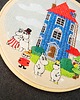 Ozdoby na ścianę Dolina Muminków na tle nieba, haft w tamborku 20 cm 6