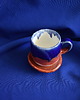 filiżanki Filiżanka ceramiczna niebieska z czerwonym 1