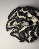 gumki do włosów Black & white crochet scrunchie. 2