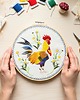 Ozdoby na ścianę Kogut w stokrotkach - tło ecru, haft w tamborku 20 cm 4