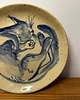 patery i talerze Ręcznie malowany talerz z kotkiem na nakrapianej glinie 2