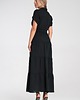 sukienki maxi damskie Długa sukienka maxi oversize z dekoltem w serek i krótkim rękawem - M1195 1