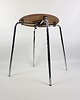 stołki Stołek Dot marki Fritz Hansen, zaprojektowany przez Arne Jacobsena. 7