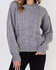 swetry damskie  Oryginalny sweter w warkoczowe wzory - SWE323  szary MKM 1