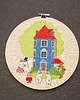 Ozdoby na ścianę Dolina Muminków na tle drzewa, haft w tamborku 20 cm 2