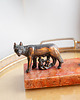 figurki i rzeźby Romulus i Remus z wilkczycą zestaw na biurko  brąz i marmur 2