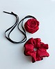 gumki do włosów Jedwabny choker z  różą, czerwony na czarnym pasku 2