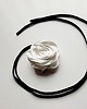 gumki do włosów Jedwabny choker z różą, biały na czarnym pasku vol.2 3