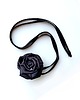 gumki do włosów Jedwabny choker z  różą, czarny 1