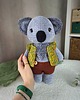 misie i maskotki Miś koala w ubraniu, Miś pluszowy na szydełku, Miś na prezent dla dziecka 5