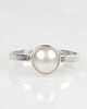pierścionki srebrne Srebrny fakturowany pierścionek Graffio z perłą r.18 1