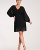 sukienki midi damskie Elegancka sukienka midi z dekoltem w serek i bufiastymi rękawami - M1165 4