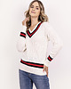 swetry damskie  Sweter z ozdobnym dekoltem w serek - SWE304 ecru/granat/czerwony MKM 1