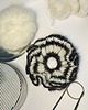 gumki do włosów Black & white crochet scrunchie. 5