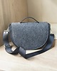 torebki mini Filcowa półokrągła torebka crossbody - z klapą - grafitowa 4