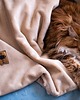 legowiska dla psów i kotów Kocyk CHILLOUT dla psa i kota, dwustronny, miękki materiał minky,  beżowy 3