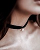 chokery Choker na wstążce z naturalną perłą Daisy 3