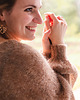swetry damskie  Sweter Sara na drutach, sweter z alpaki, lekki sweterek, sweter w serek 7