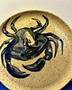 patery i talerze Ręcznie malowany talerz z krabem na kremowej nakrapianej glinie 3