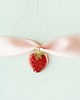 chokery Choker z truskawką na bawełnianej wstążce 1