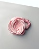 gumki do włosów Jasno różowa, jedwabna róża na miniscrunchie 3