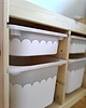 meble do pokoju dziecka Naklejki na pojemniki Trofast Ikea falbanka biała 4