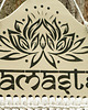 Ozdoby na ścianę Ceramiczna zawieszka NAMASTE z makramą 2
