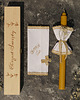 akcesoria na chrzest Gromnica  z okapnikiem i szatką w pudełku z miodową koronką- wzór 6 3